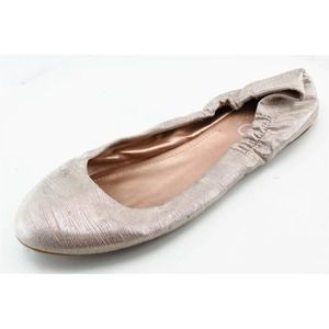 BCBGParis Size 9 B Beige Round Toe Flat Synthetic Women